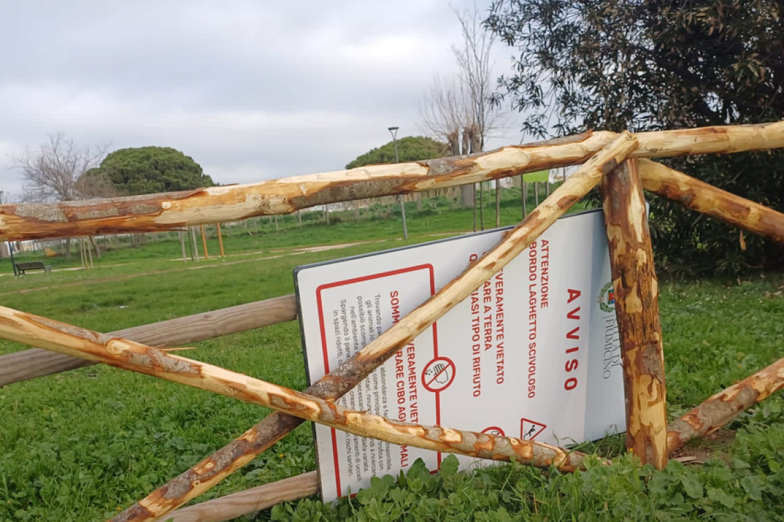 Fiumicino - Atto di vandalismo nel Parco di Villa Guglielmi. Distrutti il cartello di Avviso/Divieto