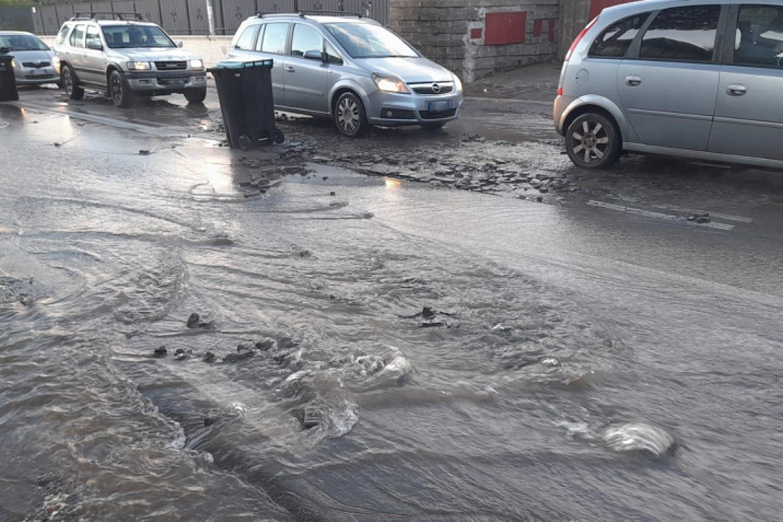 Grottaferrata - Via XXIV Maggio chiusa da via Anagnina al civico 106 per rottura condotta idrica. Squadre al lavoro per ripristinare la viabilità  