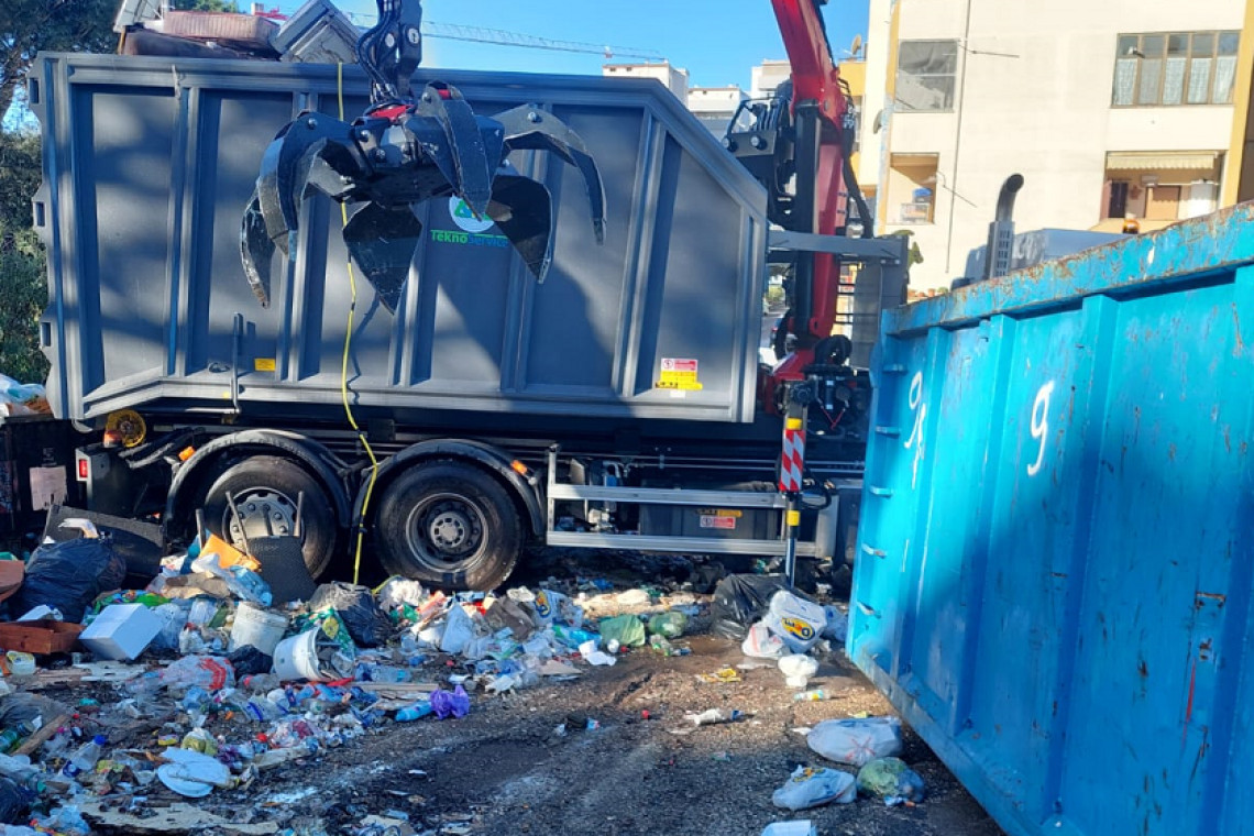 Pomezia - È iniziata questa mattina la bonifica della discarica a cielo aperto di via Fellini.